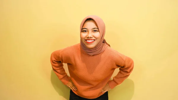 Spent Asiatisk Muslim Med Oransje Genser Hijab Pekende Kopirommet Ved – stockfoto