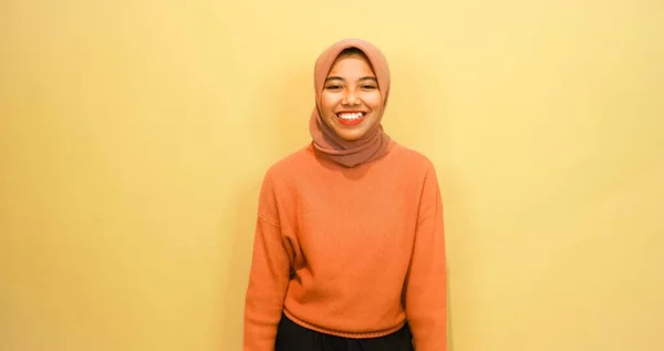 Aufgeregte Asiatische Muslimin Orangefarbenem Pullover Und Hijab Zeigt Auf Den — Stockfoto