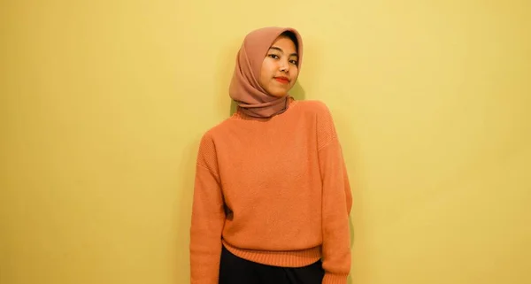 Podekscytowana Muzułmanka Azjatycka Pomarańczowym Swetrze Hidżab Wskazujący Miejsce Obok Niej — Zdjęcie stockowe