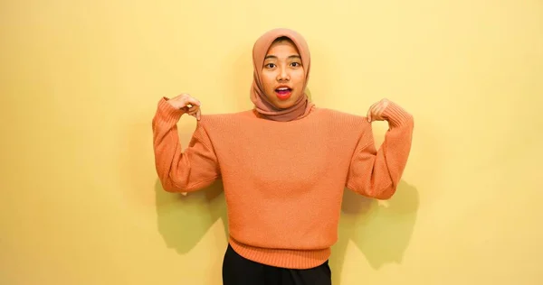 Excited Asian Muslim Woman Wearing Orange Sweater Hijab Pointing Copy — Stock Photo, Image