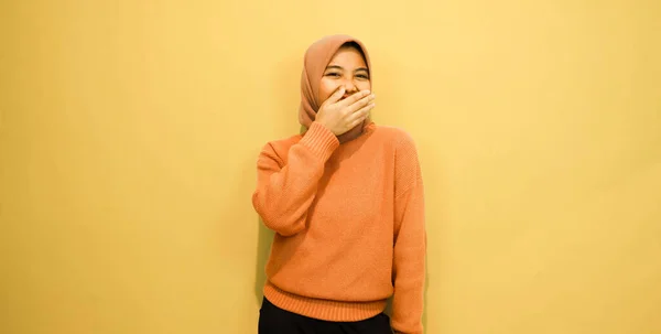 Turuncu Süveter Tesettür Giyen Heyecanlı Asyalı Müslüman Kadın Yanındaki Fotokopi — Stok fotoğraf