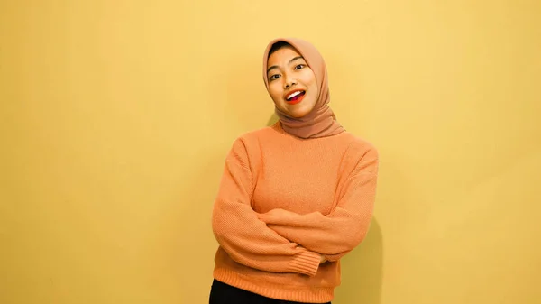 Eccitato Asiatica Donna Musulmana Indossa Maglione Arancione Hijab Indicando Spazio — Foto Stock