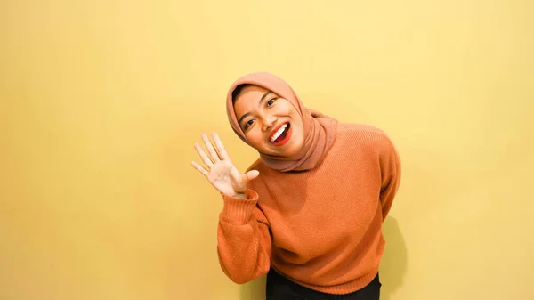 Возбужденная Азиатская Мусульманка Оранжевом Свитере Хиджабе Указывает Пространство Рядом Ней — стоковое фото