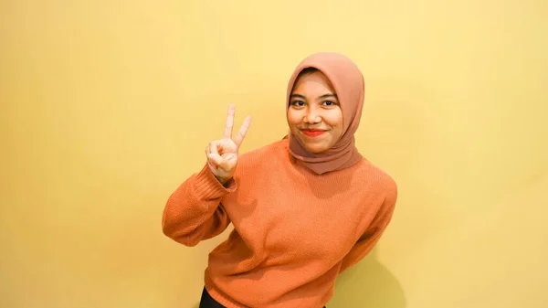 Excited Asian Muslim Woman Wearing Orange Sweater Hijab Pointing Copy — Stock Photo, Image