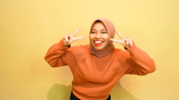 Wanita Muslim Asia Yang Bersemangat Mengenakan Sweater Oranye Dan Jilbab — Stok Foto