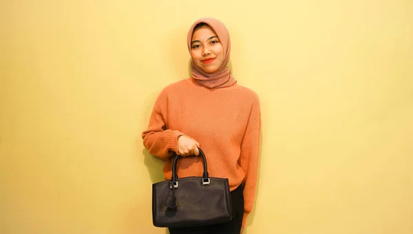 Glückliche Asiatische Mädchen Frau Mit Schwarzer Tasche Vor Orangefarbenem Hintergrund — Stockfoto