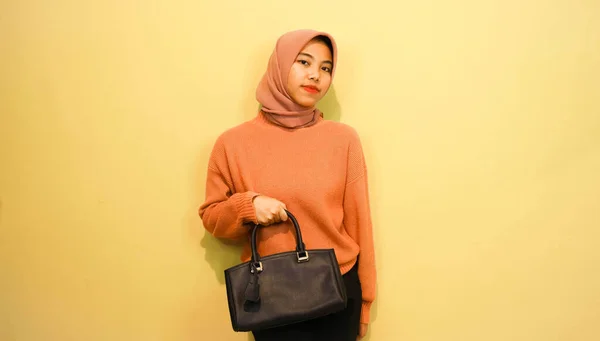 Gelukkig Aziatische Meisje Vrouw Holding Zwart Tas Staande Oranje Achtergrond — Stockfoto