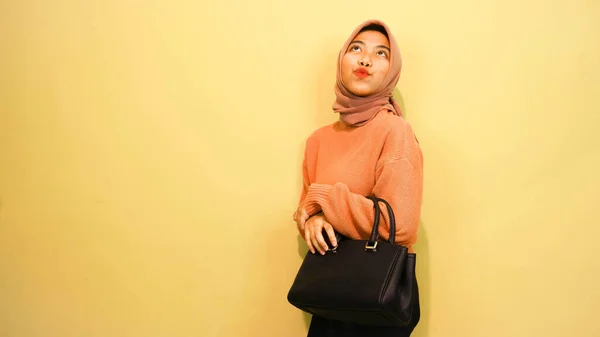 Happy Asian Girl Woman Holding Black Bag Standing Orange Bakgrund — Stockfoto