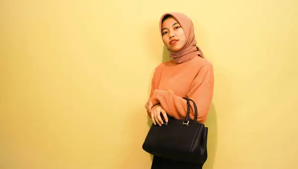 Gelukkig Aziatische Meisje Vrouw Holding Zwart Tas Staande Oranje Achtergrond — Stockfoto