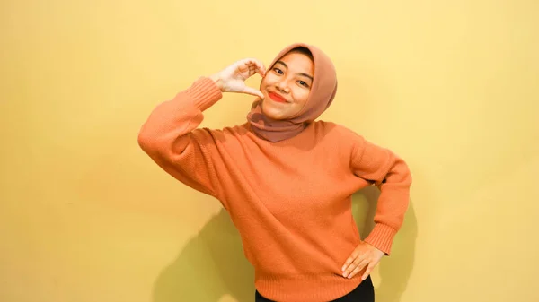 Egy Boldog Fiatal Ázsiai Narancssárga Pulóvert Visel Hidzsáb Romantikus Formákat — Stock Fotó