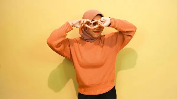 Una Giovane Donna Asiatica Felice Che Indossa Maglione Arancione Hijab — Foto Stock