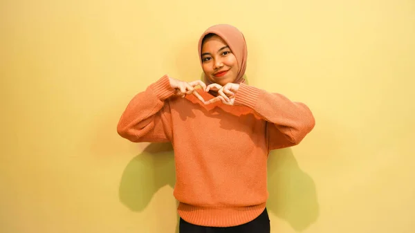 Una Giovane Donna Asiatica Felice Che Indossa Maglione Arancione Hijab — Foto Stock