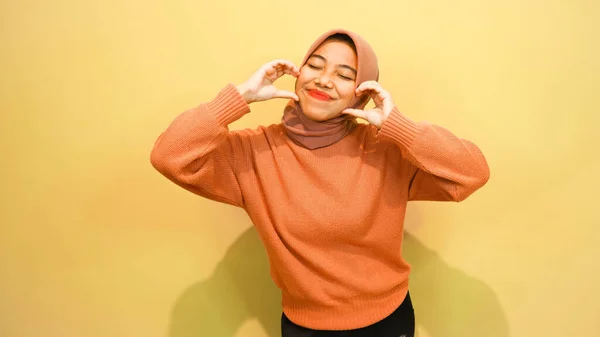 Een Gelukkige Jonge Aziatische Vrouw Draagt Een Oranje Trui Hijab — Stockfoto