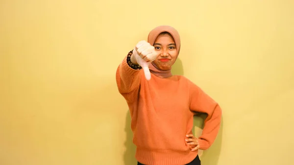 Junge Asiatin Die Mit Dem Finger Verschiedene Richtungen Zeigt Mit — Stockfoto