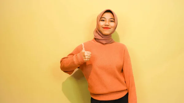 Fiatal Ázsiai Különböző Irányokba Mutató Ujjal Üres Fénymásolótérrel Elszigetelt Narancssárga — Stock Fotó