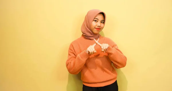 Joven Mujer Asiática Usando Dedo Señalando Diferentes Direcciones Con Espacio — Foto de Stock