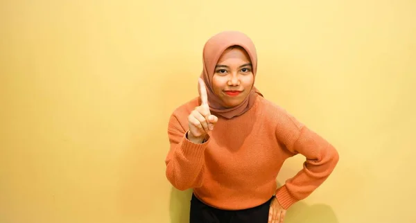 Genç Asyalı Kadın Farklı Yönleri Işaret Ederek Boş Fotokopi Alanını — Stok fotoğraf