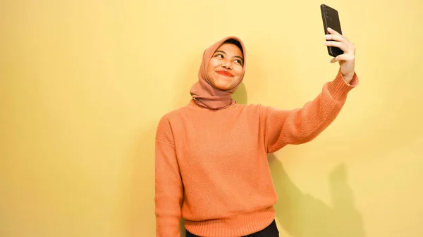 Młoda Piękny Azji Kobieta Noszenie Pomarańczowy Sweter Używać Smartfon Odizolowany — Zdjęcie stockowe