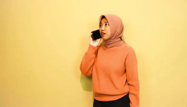 Νεαρή Όμορφη Ασιατική Γυναίκα Φορώντας Πορτοκαλί Πουλόβερ Χρήση Smartphone Απομονώνονται — Φωτογραφία Αρχείου
