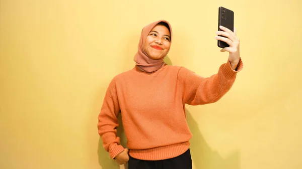 Ung Vacker Asiatisk Kvinna Bär Orange Tröja Använda Smartphone Isolerad — Stockfoto