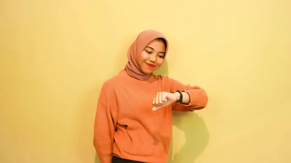 오렌지색 스웨터를 소녀가 자신의 바라보고 주황색 떨어져 — 스톡 사진
