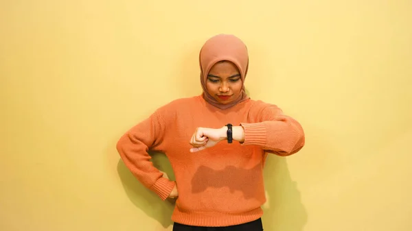 Retrato Una Joven Sonriente Con Suéter Naranja Mirando Reloj Inteligente — Foto de Stock