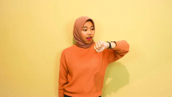 Retrato Una Joven Sonriente Con Suéter Naranja Mirando Reloj Inteligente —  Fotos de Stock