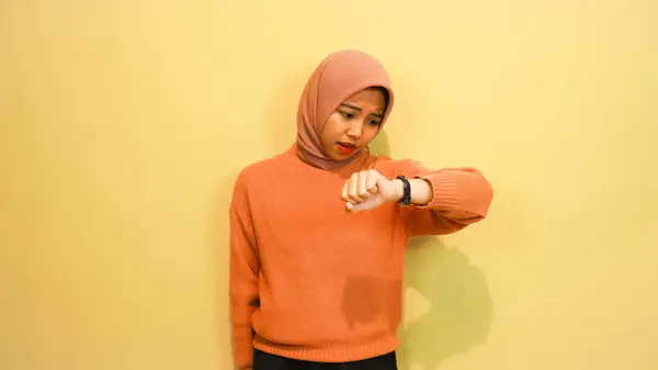 Portré Egy Mosolygós Fiatal Lány Visel Narancssárga Pulóver Nézi Smart — Stock Fotó