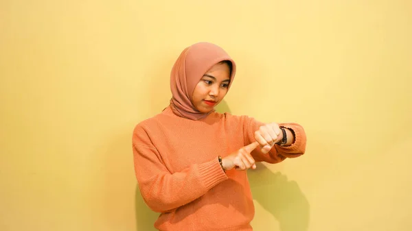 Retrato Una Joven Sonriente Con Suéter Naranja Mirando Reloj Inteligente — Foto de Stock