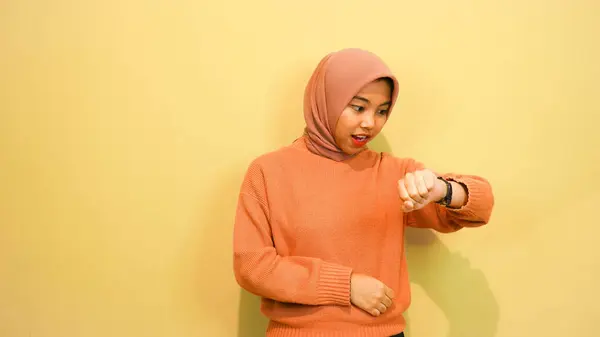 Retrato Una Joven Sonriente Con Suéter Naranja Mirando Reloj Inteligente —  Fotos de Stock