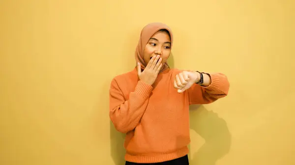 Portret Uśmiechniętej Młodej Dziewczyny Pomarańczowym Swetrze Patrzącej Swój Smartwatch Odizolowany — Zdjęcie stockowe