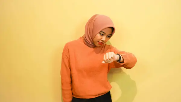 Porträtt Leende Ung Flicka Bär Orange Tröja Tittar Hennes Smartwatch — Stockfoto