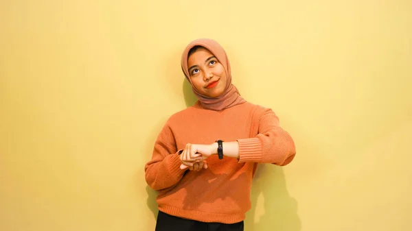 Portret Uśmiechniętej Młodej Dziewczyny Pomarańczowym Swetrze Patrzącej Swój Smartwatch Odizolowany — Zdjęcie stockowe