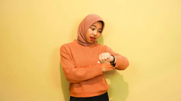Portrait Une Jeune Fille Souriante Portant Pull Orange Regardant Montre — Photo
