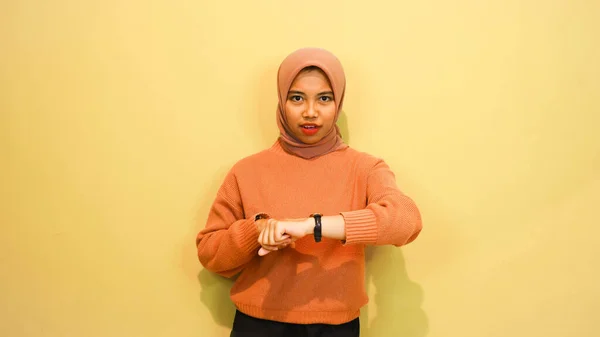 Portré Egy Mosolygós Fiatal Lány Visel Narancssárga Pulóver Nézi Smart — Stock Fotó
