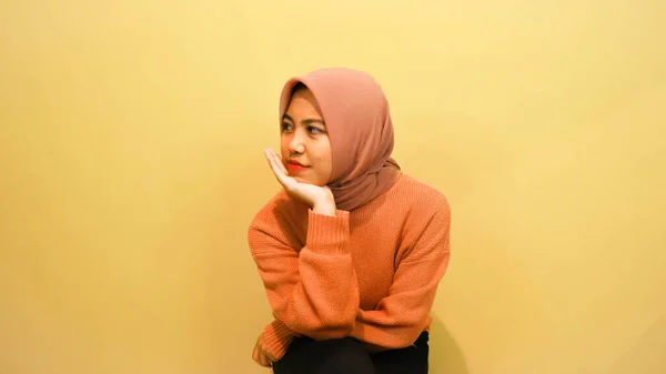 Привлекательная Красивая Азиатка Сидящая Стуле Счастливым Ощущением Счастья Изолированная Оранжевом — стоковое фото
