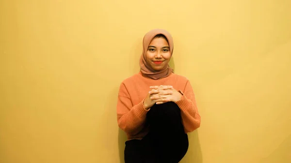 Привлекательная Красивая Азиатка Сидящая Стуле Счастливым Ощущением Счастья Изолированная Оранжевом — стоковое фото