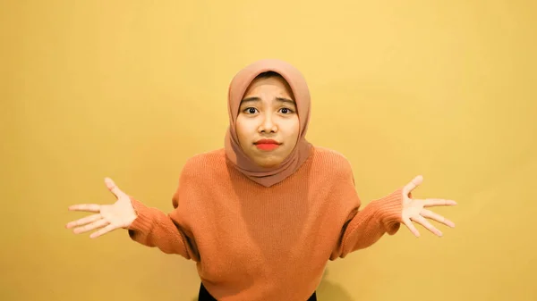 Mladá Asiatka Přemýšlí Krásná Žena Izolovaném Oranžovém Pozadí Zmateným Výrazem — Stock fotografie