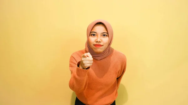 Junge Asiatische Frau Denkt Geste Schöne Frau Auf Isoliertem Orangefarbenem — Stockfoto
