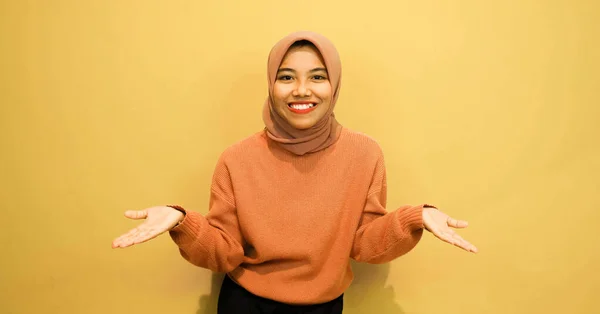 Junge Asiatische Frau Denkt Geste Schöne Frau Auf Isoliertem Orangefarbenem — Stockfoto