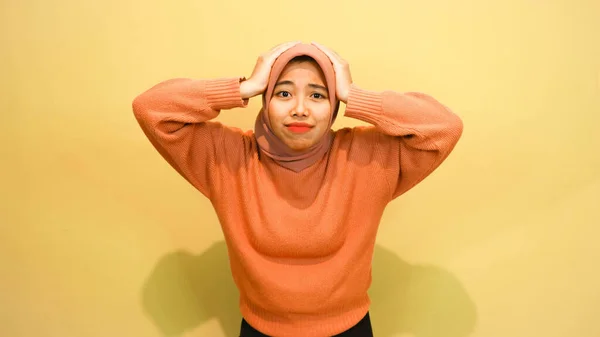 Молодая Азиатка Думает Жестом Красивая Женщина Изолированном Оранжевом Фоне Запутанным — стоковое фото