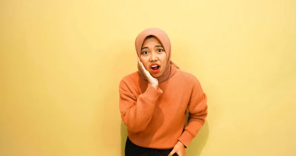 若い美しいアジア系イスラム教徒の女性はスカーフを着て大声で叫び 彼女の口の上に手で大声で叫んでいます コミュニケーションの概念 — ストック写真