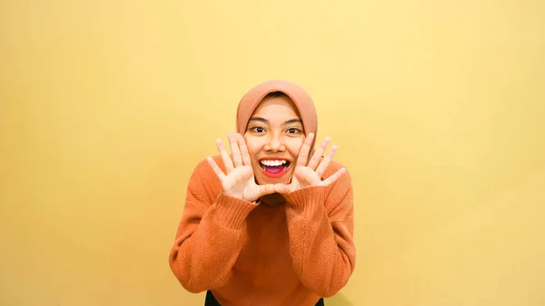 Genç Güzel Asyalı Müslüman Bir Kadın Başörtüsü Takıyor Eli Ağzında — Stok fotoğraf