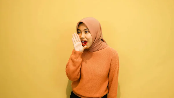 Joven Hermosa Mujer Musulmana Asiática Con Pañuelo Cabeza Gritando Gritando —  Fotos de Stock