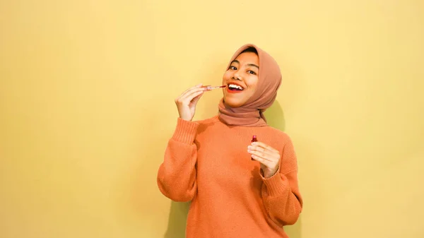 Joven Linda Mujer Asiática Está Tratando Pintalabios Con Cara Sonrisa —  Fotos de Stock