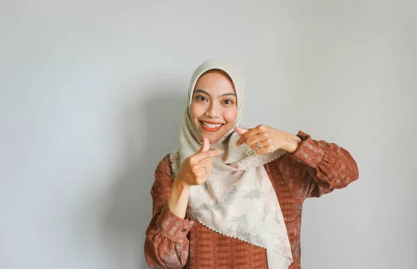 Прекрасна Усміхнена Азіатка Традиційному Муслімному Одязі Зображає Корейське Серце Двома — стокове фото