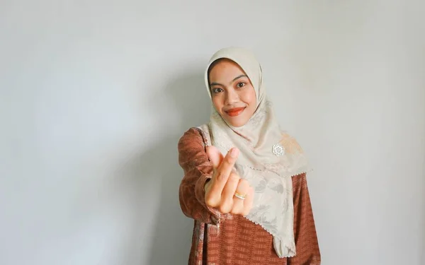 Mulher Asiática Sorridente Bonita Vestido Muçulmano Tradicional Mostrando Coração Coreano — Fotografia de Stock
