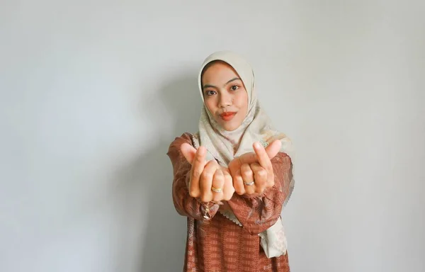 Красивая Улыбающаяся Азиатка Традиционном Мусульманском Платье Показывающая Корейское Сердце Двумя — стоковое фото