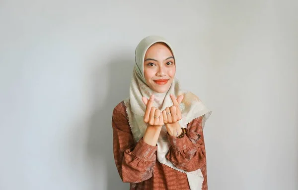 Красивая Улыбающаяся Азиатка Традиционном Мусульманском Платье Показывающая Корейское Сердце Двумя — стоковое фото