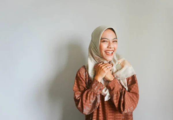 Portret Młodej Pięknej Muzułmańskiej Muzułmanki Hidżabie Pozdrawiającej Eid Mubarak Eid — Zdjęcie stockowe